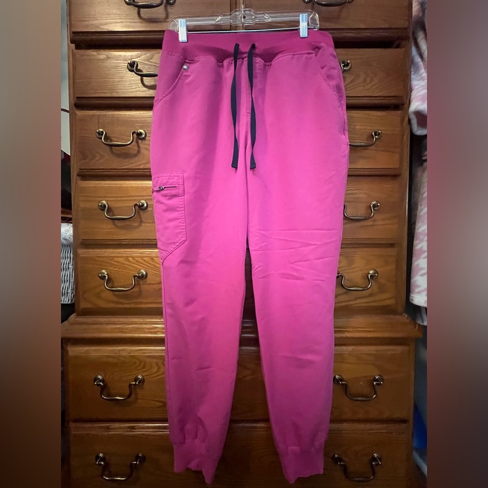 Figs- Pink Jogger scrubs. Size L